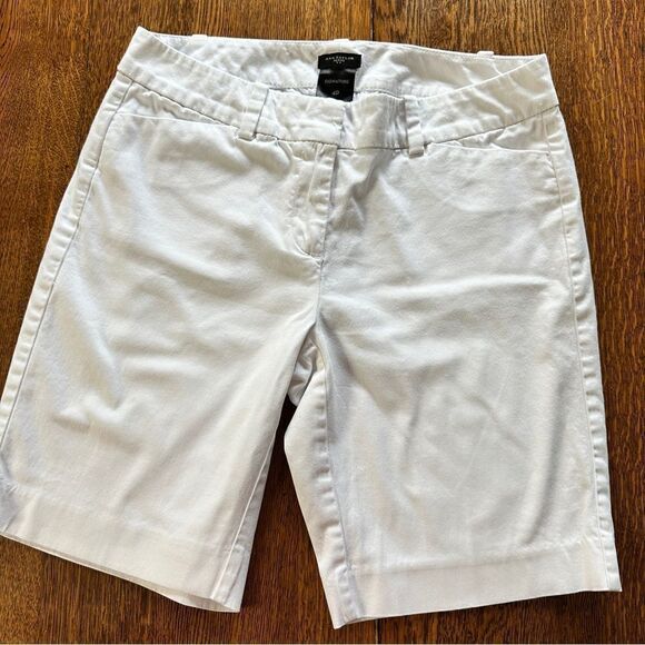 ANN TAYLOR SIGNATURE FIT LOW ON THE WAIST WOMEN SZ 4P White SHORTS - Picture 1 of 5